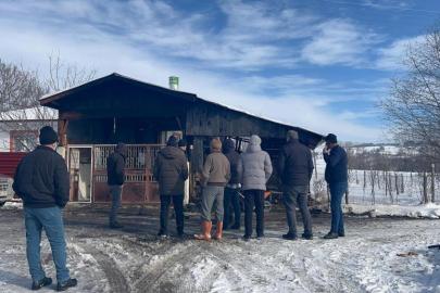 Alevlere teslim olan minibüsünü izlerken kalbine yenik düştü