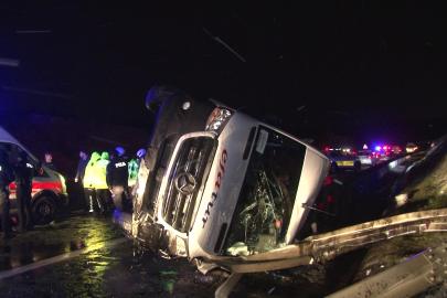 Buzlanan yolda servis minibüsü devrildi, 11 işçi yaralandı