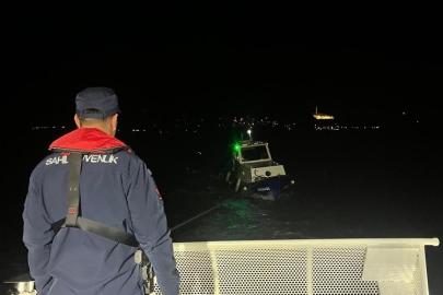Çanakkale Boğazı'nda tekne sürüklendi. Üç kişi kurtarıldı