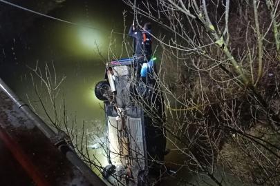 Çaya uçan otomobilde baba-oğul can verdi