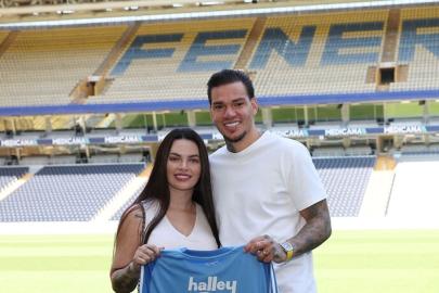 Ederson'un eşi Fenerbahçe taraftarına seslendi: Hakaret etmek doğru değil