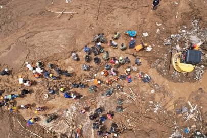 Endonezya'da heyelan: Ölü sayısının artmasından endişe ediliyor