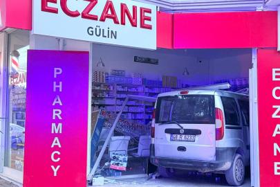 Fren yerine gaza basınca eczaneye girdi