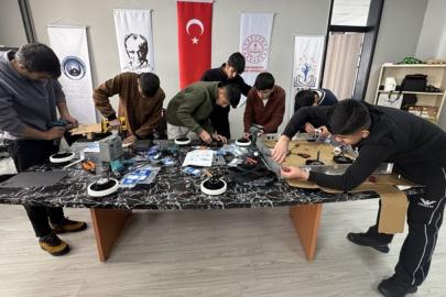 Hakkarili liseliler 'Biz de yapabiliriz' diyerek robot arenasına çıktı