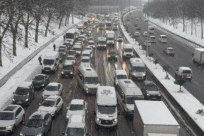 İstanbul'da aniden bastıran kar yağışı ne kadar sürecek? Yarın sabaha dikkat!