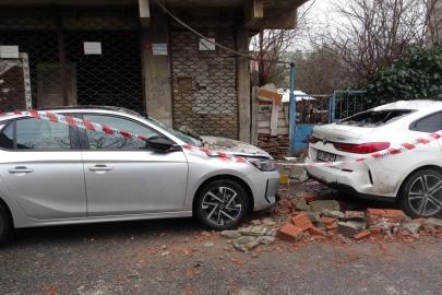 İstanbul'da dört katlı binada balkon çöktü