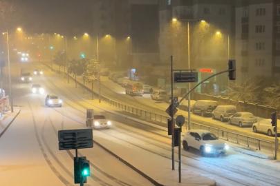 İstanbul'da kar aniden bastırdı, trafik durdu: Kar yağışı ne kadar sürecek?