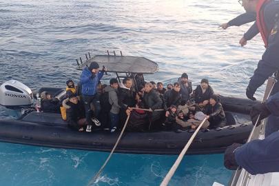 İzmir açıklarında 56 kaçak göçmen yakalandı
