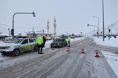 Kar etkisini artırdı, karayoluna çığ düştü. Kop Geçidi ulaşıma kapandı