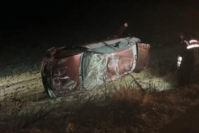 Karşı şeride geçip tarlaya devrildi. 1 ölü, 1 ağır yaralı

