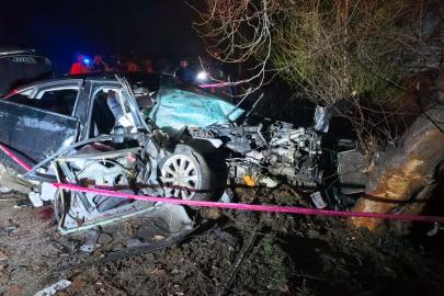 Kontrolden çıkan araç ağaca çarptı: 2 ölü, 2 yaralı