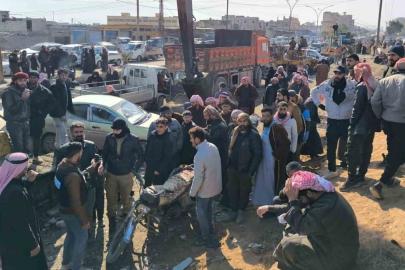 Kurtarılan Aktan Hapishanesi önünde Suriyeli aileler sevdiklerini arıyor