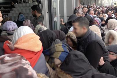 Mağazada indirim izdihamı. Saatler öncesinden kuyruğa girdiler, kepenk açılınca birbirlerini ezdiler