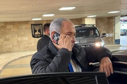 Netanyahu telefonunun kamerasını gizledi