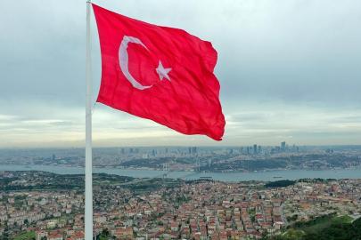 Son Dakika..Bayrak indirme provokasyonuna tepkiler çığ gibi.  "Hain saldırı karşılık bulacaktır"