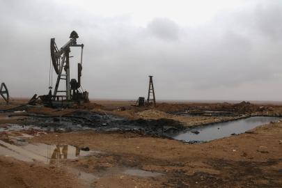 Suriye'de terör örgütü YPG'den alınan bölgelerde petrol çıkarılıyor