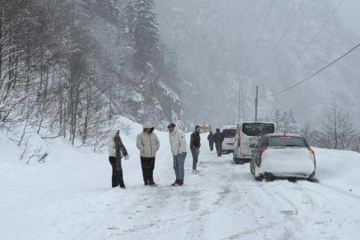 Trabzon'da çığ düştü. Karayolu ulaşıma kapandı