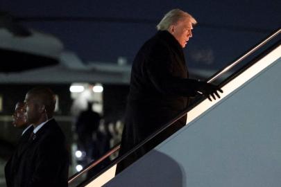 Trump'ın arızalanan uçağı havalandıktan kısa süre sonra Washington'a döndü