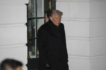 Trump'ın uçağında elektrik arızası. Kalkış yapan uçak geri dönüyor