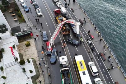 Üsküdar’da TIR'ın üzerindeki ekskavatör tabelayyı yıktı: 7 araç zarar gördü
