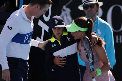 Zeynep Sönmez, fenalaşan top toplayıcı çocuğa destek oldu