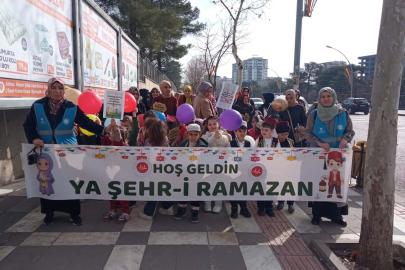4-6 yaş Kur'an kursu miniklerinden Ramazan yürüyüşü