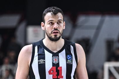 Ante Zizic hırsıyla panyayı kırdı, potayı parçaladı