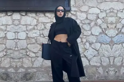Başı kapalı, göbeği açık fotoğraf paylaşan Zeynep Bastık'a tepki var