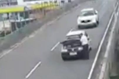 Brezilya'da aracının kaputunu açmak için duran sürücü köprüden düşerek can verdi