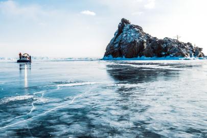 Buz tutan yüzey kırıldı. Tur otobüsü dünyanın en derin gölüne düştü