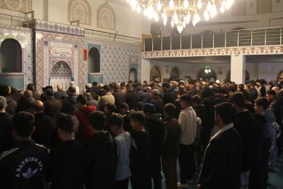Diyarbakırlılar teravih namazı için camilerde saf tuttu