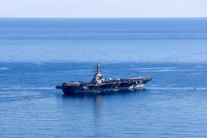 Dünyanın en büyük uçak gemisi bozuk tuvaletlerle İran yolunda