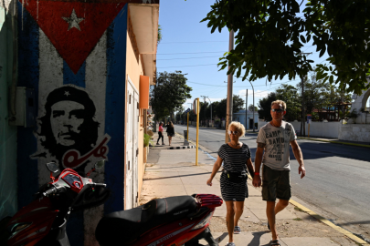 Elektrikler kesik, turistler kaçtı, sokaklar temizlenemiyor. Ada çöplüğe döndü