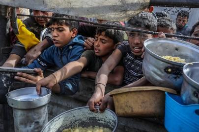 Gazze'de açlıkla mücadele: Bir öğün için saatlerce kuyrukta bekliyorlar