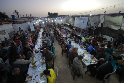 Gazze'deki Filistinliler, İsrail bombalarının sesleri olmadan ilk iftarını açtı