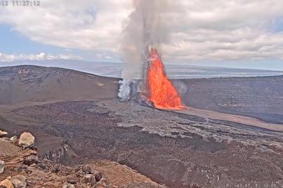 Hawaii'de volkan patladı, lavlar 350 metreye yükseldi