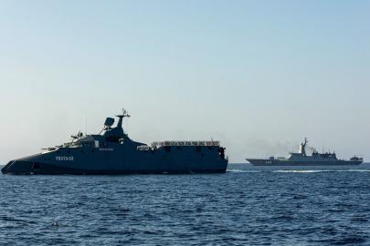 İran, ABD ile masaya oturmadan Hürmüz Boğazı'nda askeri tatbikat başlattı