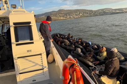 İzmir açıklarında lastik bottaki 33 düzensiz göçmen yakalandı