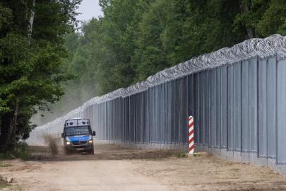 Kaçak göçmenler sınırın altından tünel kazarak geçmiş