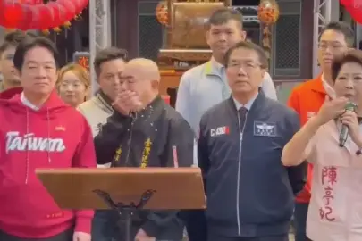 Kameralar karşısında devlet başkanının üzerine kustu