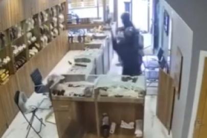 Londra’da Türk kuyumcu dükkanı palalı hırsızlar tarafından soyuldu