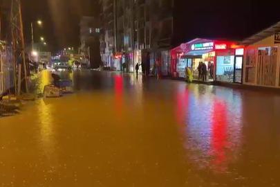 Malatya’da sağanak nedeniyle yollar göle döndü, iş yerlerini su bastı