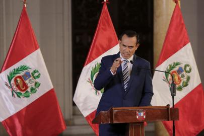 Peru'da kongre devlet başkanını görevden aldı