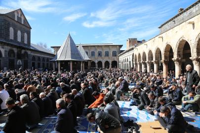 Ramazan ayının ilk cumasında binlerce kişi 5. Harem-i Şerif’te saf tuttu