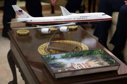 Trump, Air Force One'ı boyatıyor