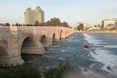 Adana'da akıntıya kapılan iki kişi itfaiye tarafından kurtarıldı