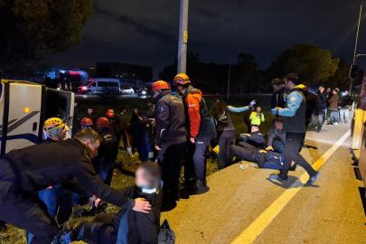 Antalya'da ceza infaz kurumuna ait servis aracı devrildi: 16 yaralı