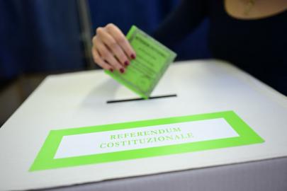 Avrupa'da sandıklar kuruldu: İtalya'da referandum, Slovenya'da seçim