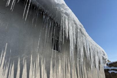 Baharı beklerken eksi 15 dereceyi gördüler. Çatılarda 3 metrelik buz sarkıtları oluştu