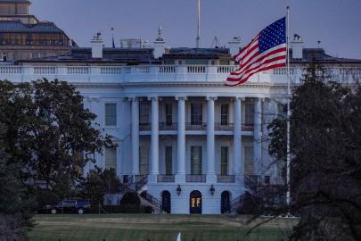 Beyaz Saray'da güvenlik krizi, bir araç barikatı aştı
